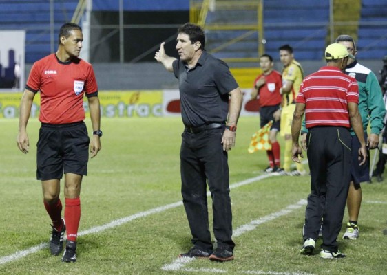 ¡Ahora suma una con Troglio! Las grandes polémicas de Héctor Vargas en Liga Nacional de Honduras