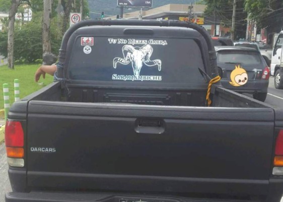 ¡Para morirse de la risa! Los insólitos mensajes que se ven en buses y taxis de Honduras