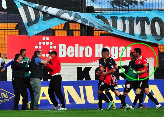 Los jugadores que perdieron la cabeza y agredieron a un recogebalones