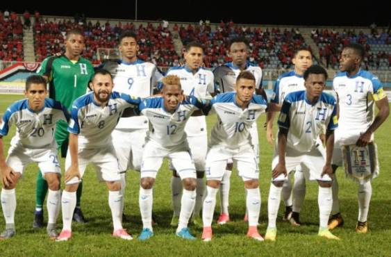 Honduras' football team poses before the start of their FIFA World Cup 2018 CONCACAF qualifiers football match against Trinidad and Tobago, in Couva, Trinidad and Tobago, on September 1, 2017. / AFP PHOTO / ALVA VIARRUEL