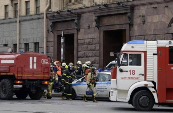 Emergency services personnel walk at the entrance to Technological Institute metro station in Saint Petersburg on April 3, 2017.Around 10 people were feared dead and dozens injured Monday after an explosion rocked the metro system in Russia's second city Saint Petersburg, according to authorities, who were not ruling out a terror attack. / AFP PHOTO / Olga MALTSEVA