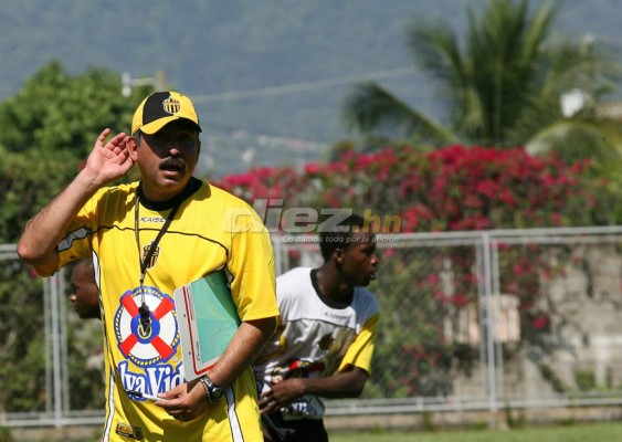 Real España: 19 procesos, 15 técnicos y apenas tres títulos en 10 años