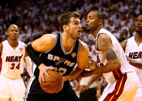 Spurs vencen a Miami y toman ventaja en la final