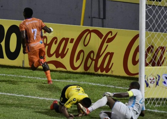 NO VISTE EN TV: Bronca en el Morazán, el festejo de Diego Vázquez y el penal a Galvaliz