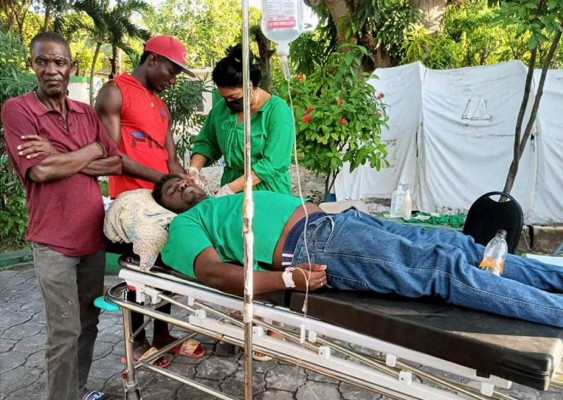 ¡Llanto y dolor! Imágenes del devastador terremoto en Haití donde se reportan 1,300 personas fallecidas