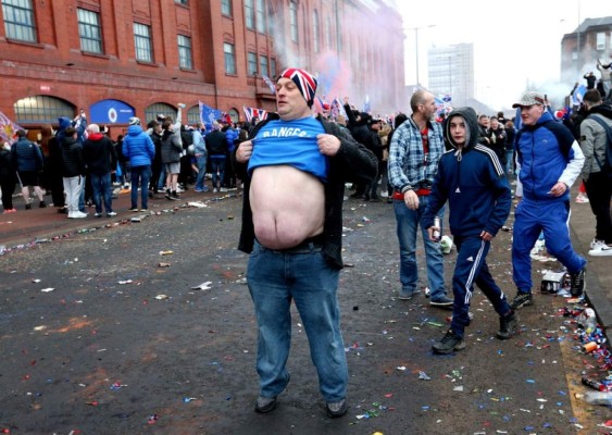 Niños heridos, policías y botellas al aire: Así fue la eufórica celebración de la afición del Rangers de Escocia tras campeonizar