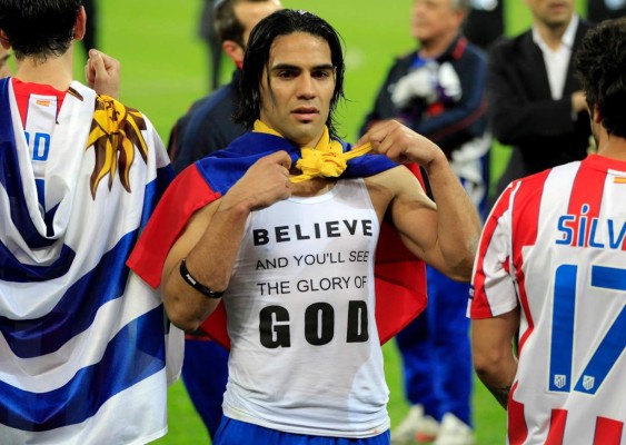 Futbolistas valientes que no le temen a una amarilla por mostrar su fe