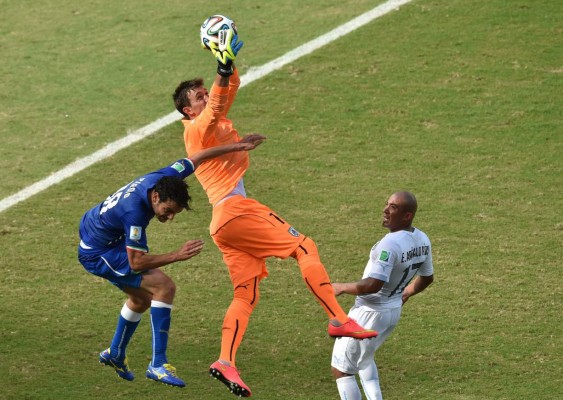 Uruguay le ganó a Italia 1-0 y se clasificó a los octavos