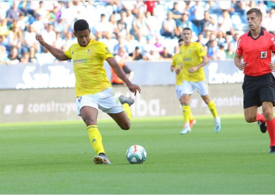 Choco Lozano genera 'éxtasis' en la afición del Cádiz en una sesión de autógrafos