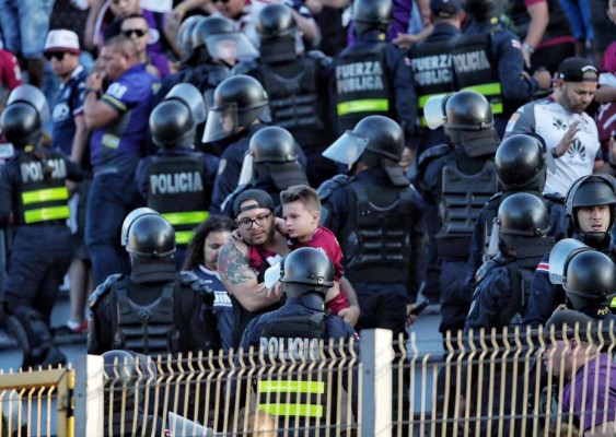 Clásico entre Saprissa y Alajuelense se detuvo por pelea entre aficionados y policías