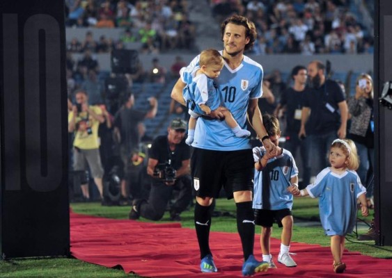 La emotiva despedida de Diego Forlán: Grandes estrellas de invitados y Luis Suárez de portero