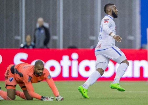 Patón Mejía no se resiste y da tremendo abrazo a Titi Henry: Las imágenes del Impact-Olimpia