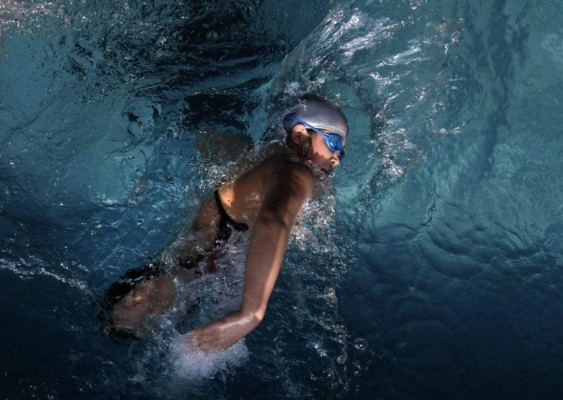 REPORTAJE: La increíble historia de una niña china, sin piernas y campeona de natación