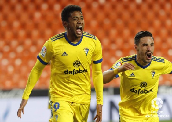 ¡Imágenes memorables! La chilena del Choco Lozano frente al Valencia y su eufórica celebración