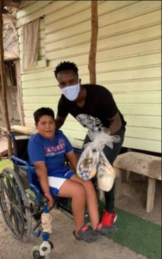 Rubilio Castillo y su esposa reparten alimentos en Tegucigalpa durante la cuarentena