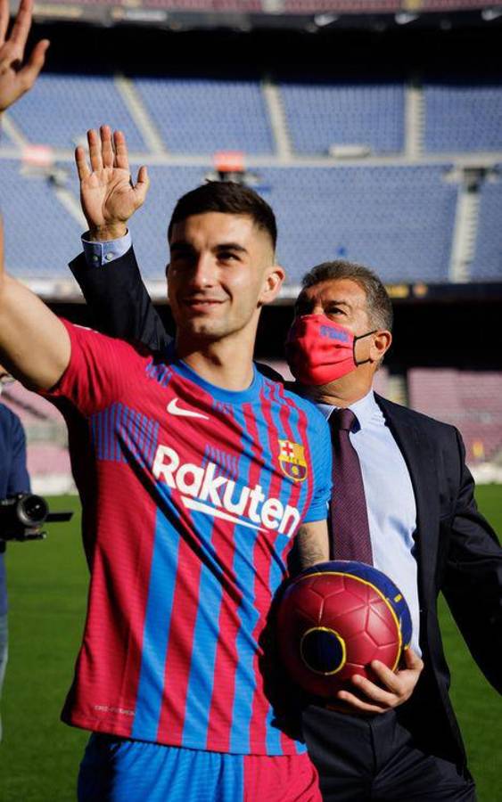 Así fue la presentación de Ferran Torres en el Barcelona: Locura en el Camp Nou, sus mejores amigos ¿y el dorsal?