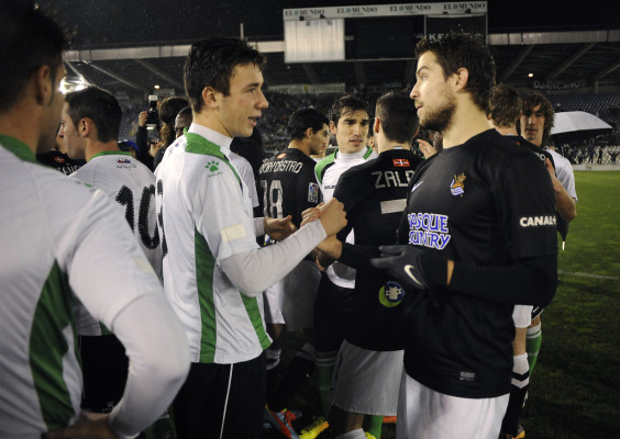 Aficionados y jugadores de Racing se unen para echar a la directiva del club