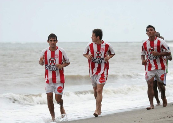 FOTOS: El álbum del delantero del Real España Nicolás Cardozo