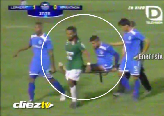 ¡INSÓLITO! Jugadores se convierten en camilleros en pleno partido de Copa Presidente