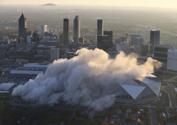Así fue la implosión del Georgia Dome, el imponente estadio de los Falcons