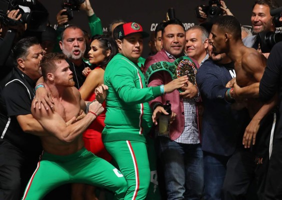 Pleito: Canelo y Jacobs calientan su pelea en el pesaje