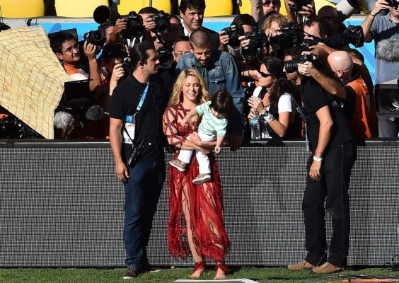 Shakira presentó a Milan Piqué en la clausura del Mundial