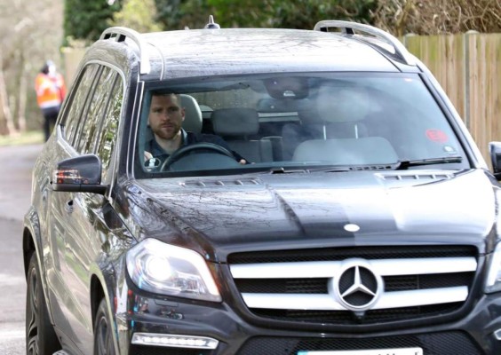 Los espectaculares autos en que llegan las estrellas del Arsenal a los entrenamientos