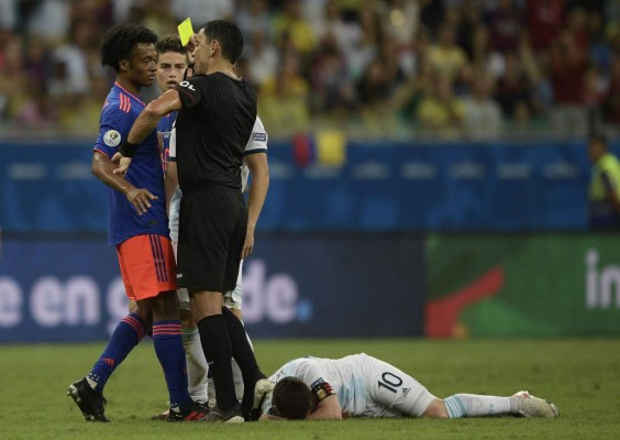 Argentina: El dolor de Messi y la sexi aficionada en la derrota ante Colombia en la Copa América 2019