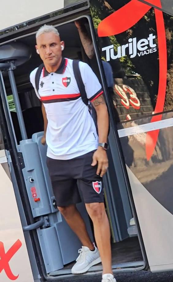 Keylor Navas se lució en su debut con Newell’s en Argentina: recibió premio y espectacular postal con la afición