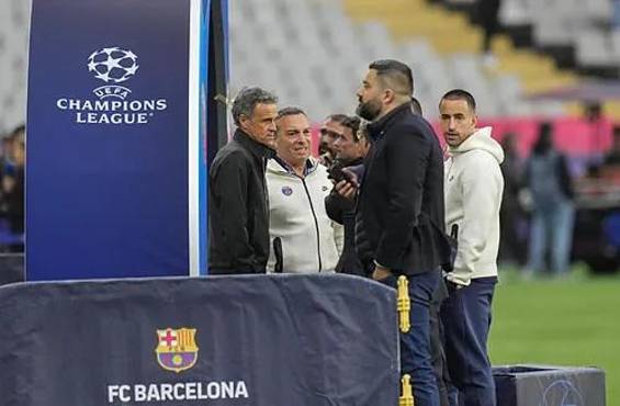 Luis Enrique, expentante de todo lo que ocurre en el estadio Olímpico de Montjuic.