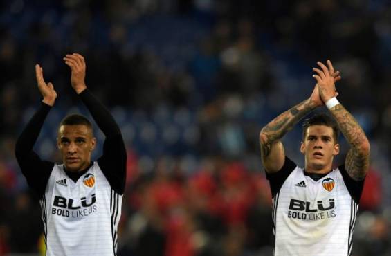 Valencia's Spanish forward Santiago Mina Lorenzo (R) and Valencia's Spanish forward Rodrigo Moreno applaud at the end of the Spanish league football match RCD Espanyol vs Valencia CF at the RCDE Stadium in Cornella de Llobregat on November 19, 2017. / AFP PHOTO / LLUIS GENE