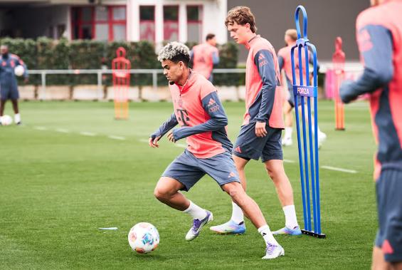 Luis Díaz conoció a las estrellas del Bayern Múnich: lujitos ante Harry Kane, tremendo regalo y bailando cumbia