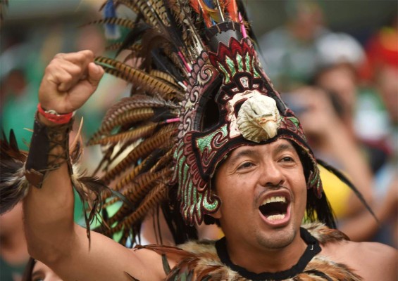 Aficionados mexicanos ponen color y fiesta en las gradas.