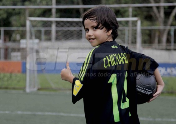 Niño hondureño exhibió regalo de Chicharito con sus compañeritos