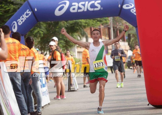 Vibrante ambiente en el Circuito Asics San Pedro Sula .