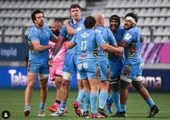 Estrella de rugby en Italia trabaja 13 horas en una ambulancia para luchar contra el coronavirus