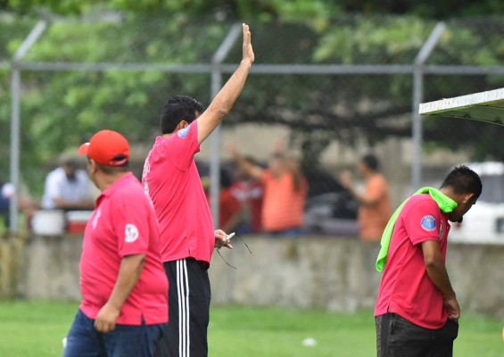 Lo que no se vio en TV: El abrazo de Diego Vázquez con Elencoff y el emotivo adiós de 'Carlón'