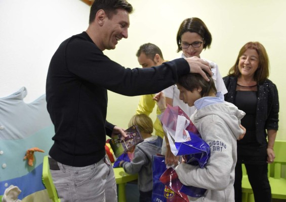 Lionel Messi se toma fotos y firma autógrafos en su visita a los hospitales de Barcelona