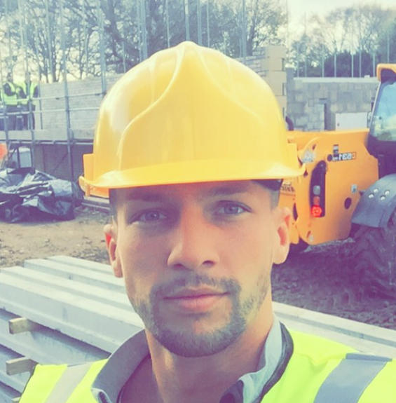 Ganó la Premier League, el Chelsea lo fichó por 40 millones y ahora es constructor de casas