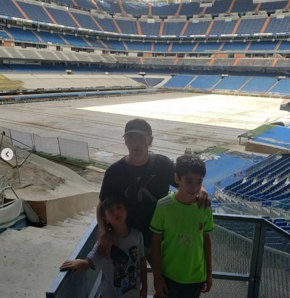 Pedro Troglio conociendo el remodelado Santiago Bernabéu del Real Madrid.