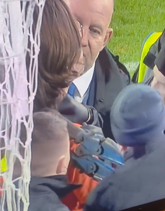 Nunca se vio esto en la Premier League: aficionado salta al campo y se amarra a una de las porterías para detener el Everton-Newcastle