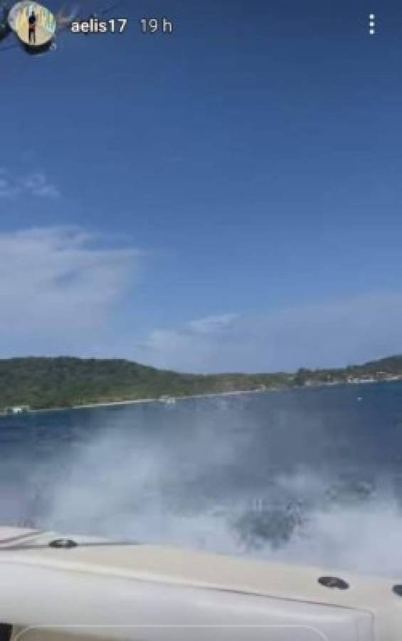 ¡Nadando con delfines! Así disfruta Alberth Elis en Roatán antes de sumarse a la Selección de Honduras