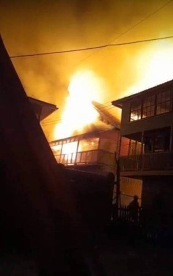 ¡Zozobra! Voraz incendio consume alrededor de 40 viviendas en la isla de Guanaja