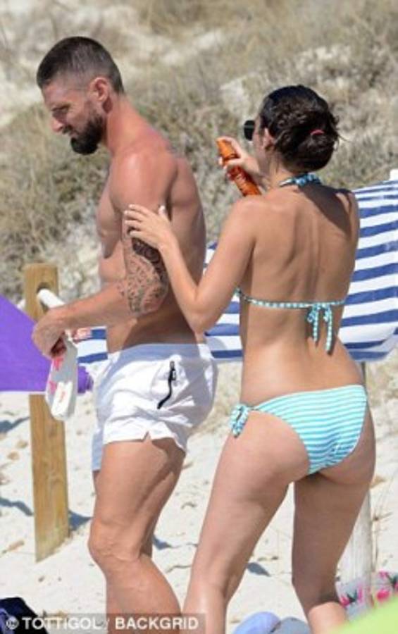 Fotos: Giroud es cazado con su linda novia de vacaciones en España