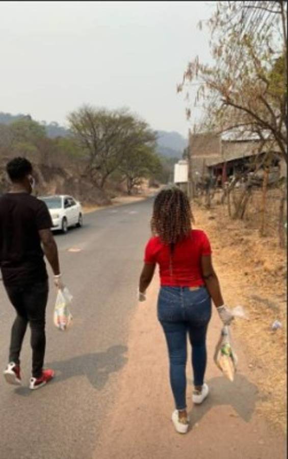 Rubilio Castillo y su esposa reparten alimentos en Tegucigalpa durante la cuarentena