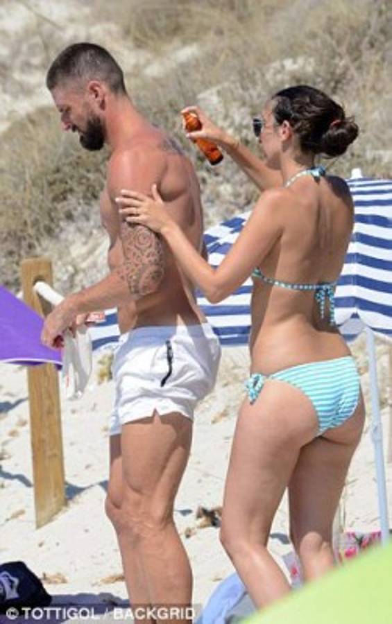 Fotos: Giroud es cazado con su linda novia de vacaciones en España