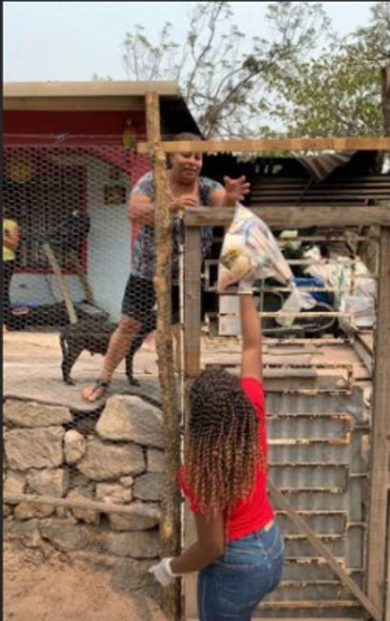 Rubilio Castillo y su esposa reparten alimentos en Tegucigalpa durante la cuarentena