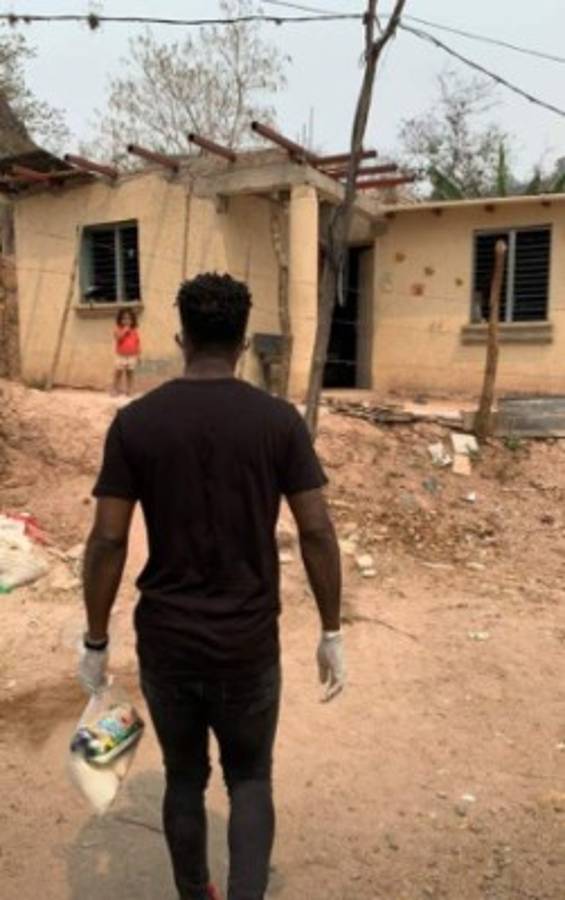 Rubilio Castillo y su esposa reparten alimentos en Tegucigalpa durante la cuarentena
