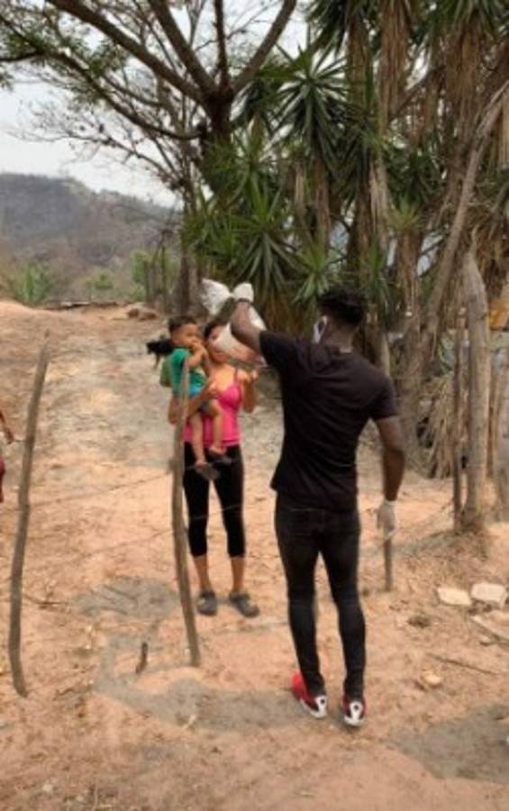 Rubilio Castillo y su esposa reparten alimentos en Tegucigalpa durante la cuarentena