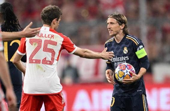 En su primera jugada Modric cometió falta sobre Sané.